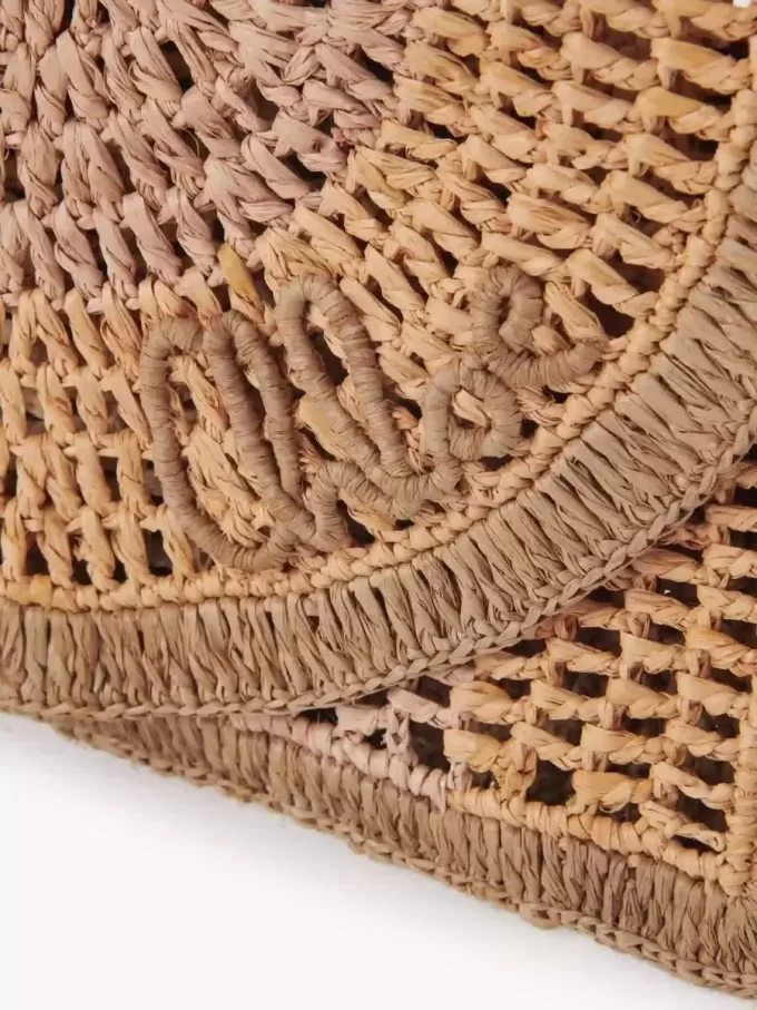 Platt sommarväska med bananmönster och rem i raffia Platt sommarväska med bananmönster och rem i raffia