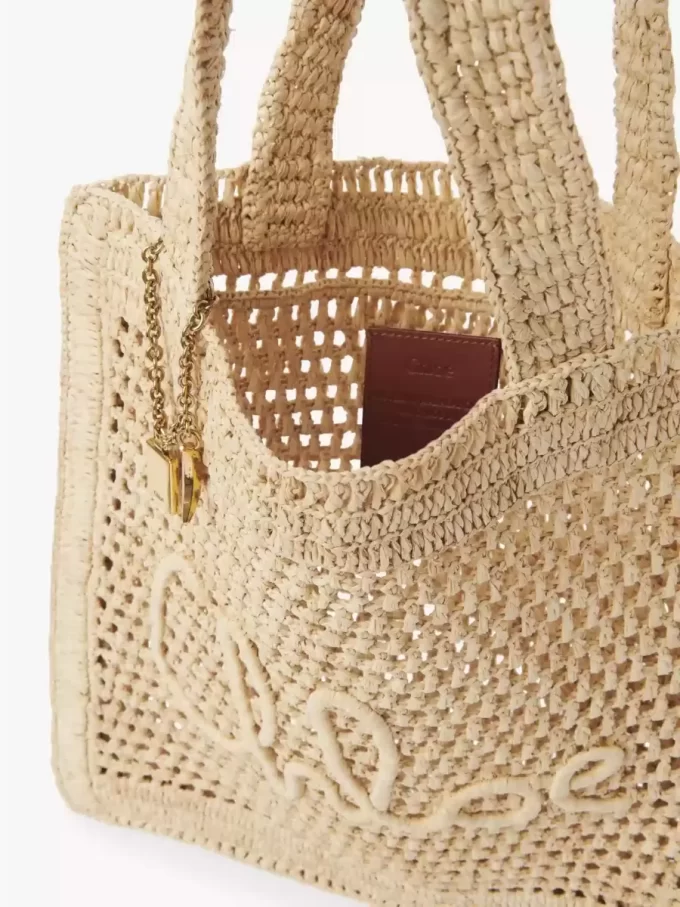 Sommarväska med bananmotiv i raffia Sommarväska med bananmotiv i raffia