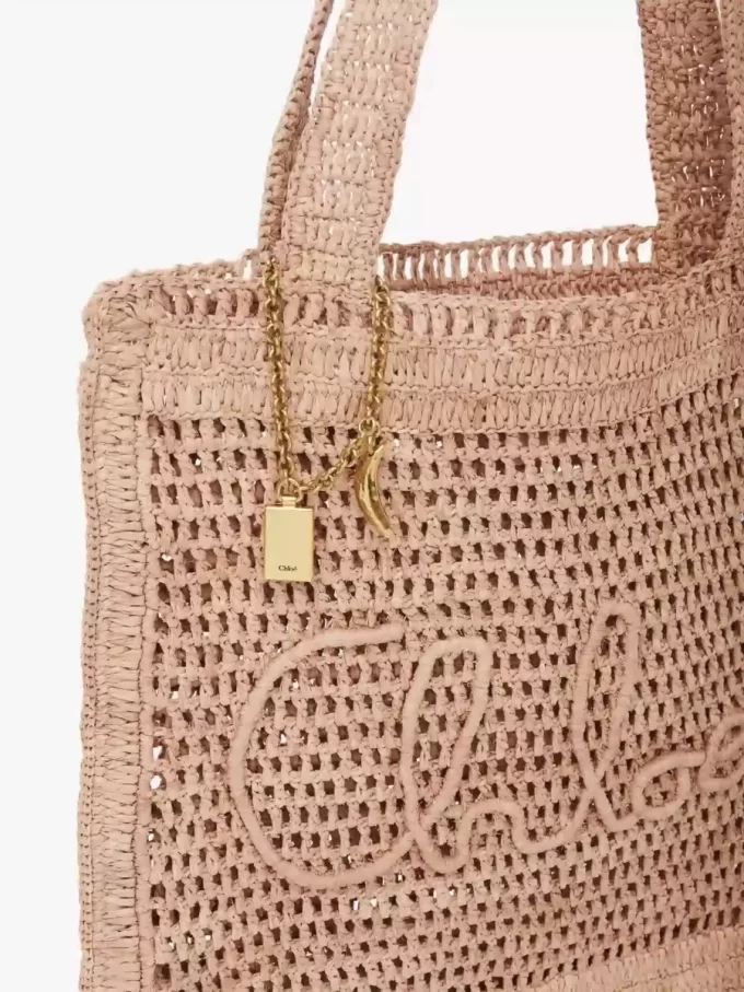 Sommarväska med bananmotiv i raffia Sommarväska med bananmotiv i raffia