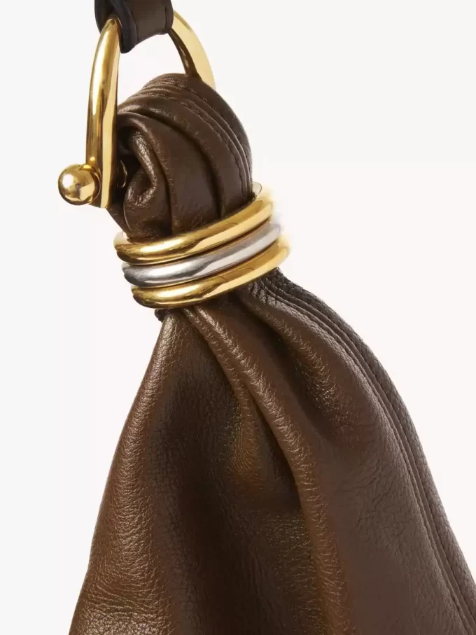 Stor hoboväska med armband i narvat läder Stor hoboväska med armband i narvat läder