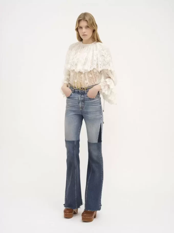 Utsvängda jeans i denim med lappmönster Utsvängda jeans i denim med lappmönster