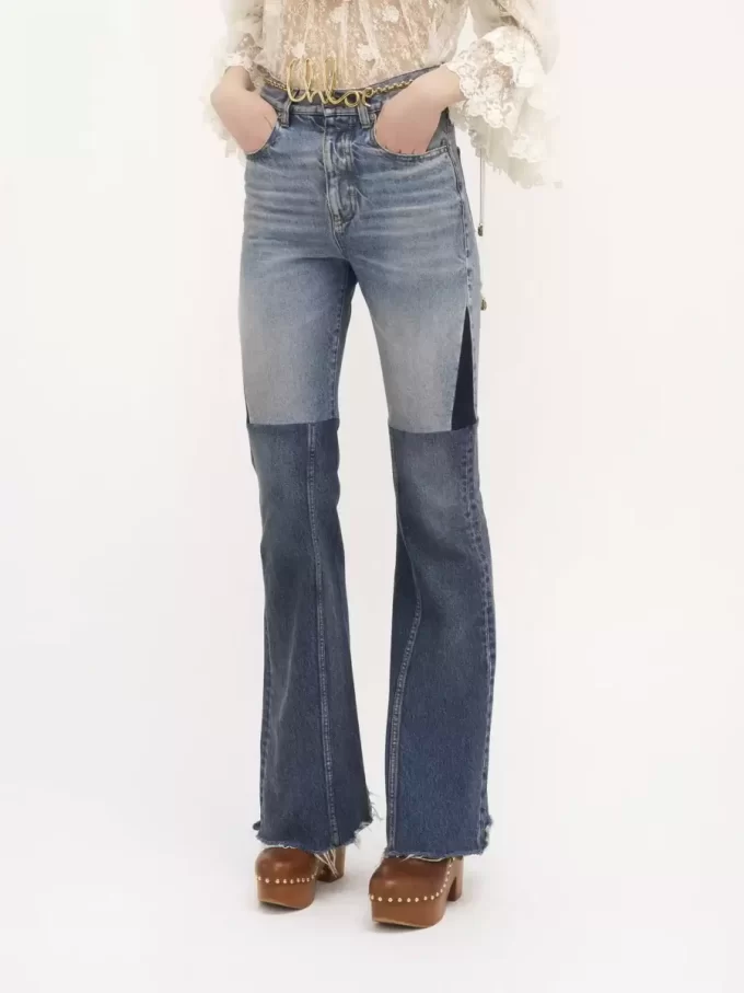 Utsvängda jeans i denim med lappmönster Utsvängda jeans i denim med lappmönster