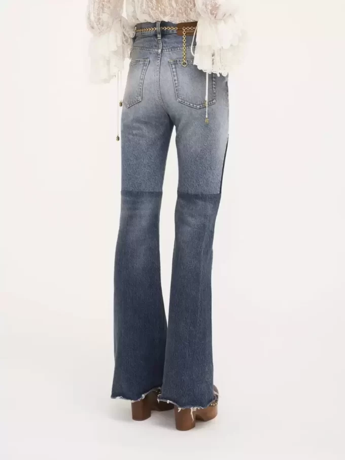 Utsvängda jeans i denim med lappmönster Utsvängda jeans i denim med lappmönster