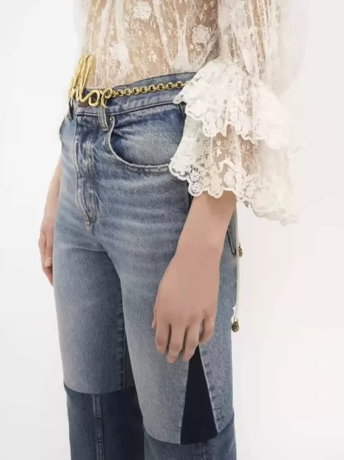 Utsvängda jeans i denim med lappmönster Utsvängda jeans i denim med lappmönster