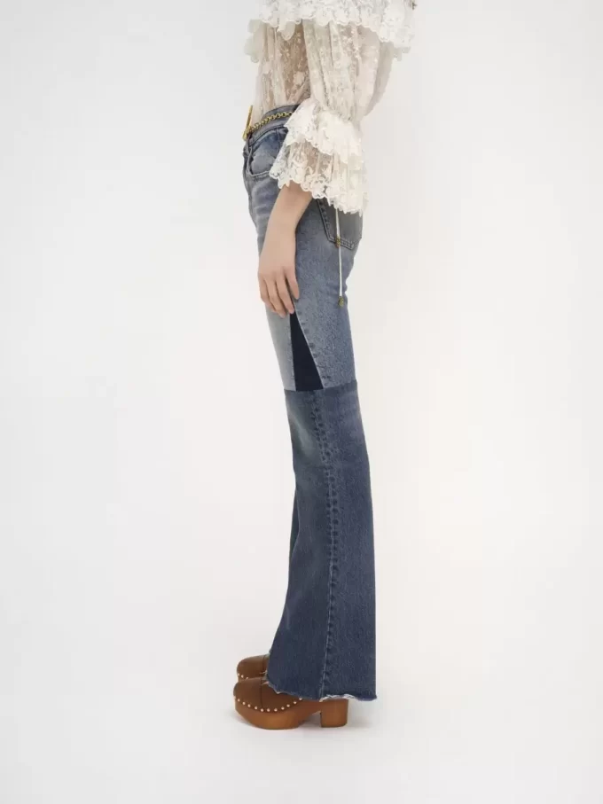 Utsvängda jeans i denim med lappmönster Utsvängda jeans i denim med lappmönster