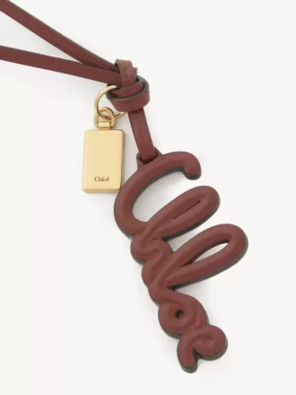 Väska med logotypberlock i glansigt läder Väska med logotypberlock i glansigt läder